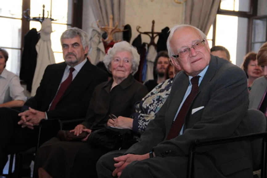 Luděk Svoboda, Akademický bulletin: Mimořádnou osobnost prvního polistopadového předsedy Akademie věd z let 1990–1992 přiblížili 29. května 2013 na vzpomínkovém setkání v Clam-Gallasově paláci manželka Linda Wichterlová a jeho student, čestný předseda AV ČR Rudolf Zahradník. O vývoji Ústavu makromolekulární chemie, který Otto Wichterle založil v roce 1959, promluvil současný ředitel František Rypáček (vlevo).