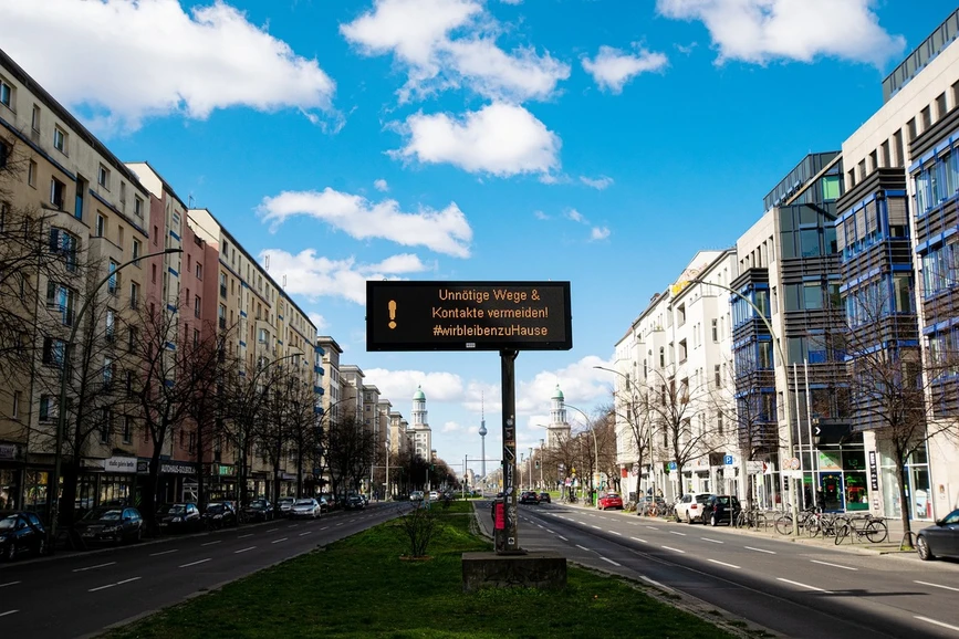 Vesmír: Prázdné ulice Berlína.