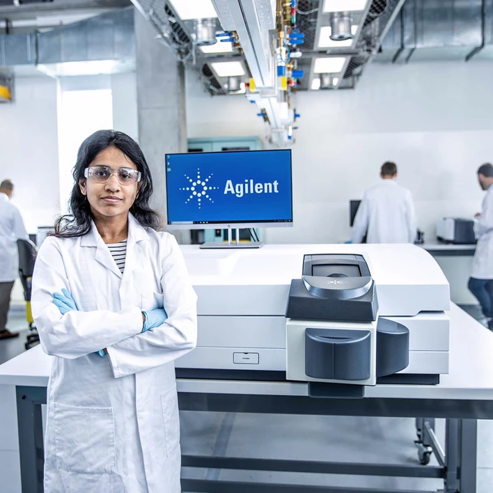 Altium: Agilent Cary 7000 UMS UV-Vis-NIR spektrofotometr