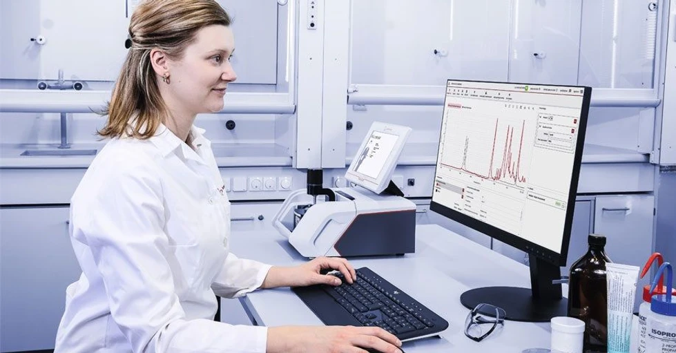 Anton Paar: Práce v laboratoři se spektrometrem LYZA 7000 © Anton Paar.