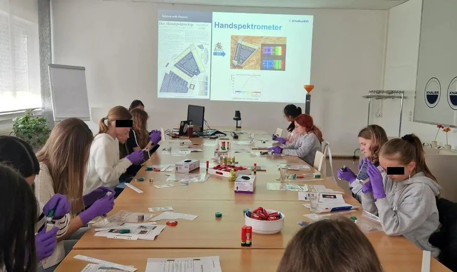 KNAUER: Figure 3 - The girls learned what chromatography and HPLC are, what they are used for, and how a UV/Vis detector works. They then built their own handheld spectroscope and experimented with white light and various color filters.
