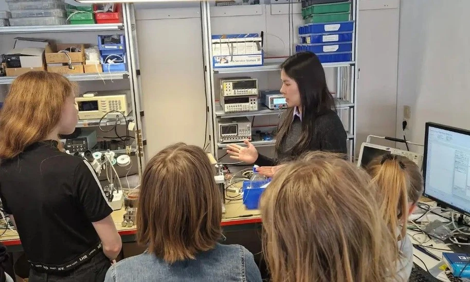 KNAUER: Figure 4 - During a visit to the equipment development department, scientist Thy Vu talks about her career at KNAUER. She wrote her bachelor’s thesis here and then worked as a student assistant in development during her master’s program. Subsequent to completing her master’s degree, she accepted a permanent position at KNAUER in the development department. Today, she is developing the pump drive of the future and tells the fascinated girls which gemstones are used in such a pump (sapphires and rubies).