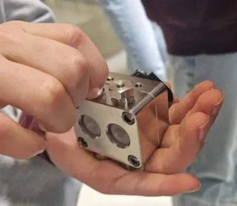 KNAUER: Figure 9 - A girl is screwing the check valve with the check valve holder into the pump head. Everything is then tightened using a torque wrench.