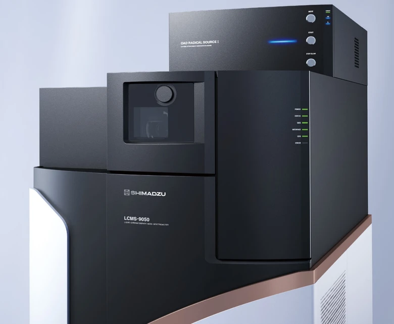 Shimadzu: Přední pohled na hmotnostní detektor LCMS-9050 s integrovaným OAD radikálovým zdrojem