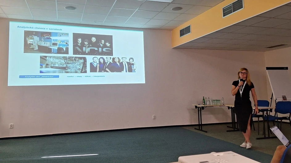 Škola hmotnostní spektrometrie: 27. Škola MS 2026 - den 2: HPLC-ESI-MSMS za hranicou čistej vzorky - liečivá, drogy a metabolity v komplexných environmentálnych matriciach (Andrea Vojs Staňová)