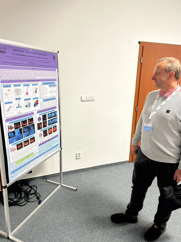 Škola hmotnostní spektrometrie: 27. Škola MS 2026 - den 4: Posterová sdělení (na fotografii Michal Holčapek)