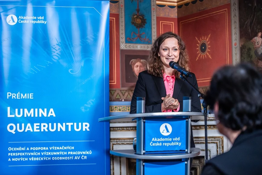 <ul>
<li><strong>Foto:</strong> Vědavýzkum.cz: Grantové podmínky pro mladé vědce: Primus, Lumina quaeruntur (Držitelka Prémie Lumina quaeruntur Kateřina Chládková)</li>
</ul>