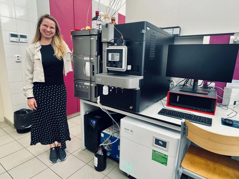 Waters Gesellschaft m.b.H.: MS Aplikační specialistka Simona Wawroszová u instalace Waters LC-MS QQQ na VŠCHT