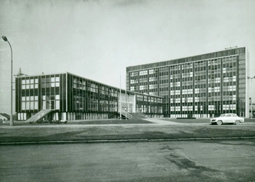 Foto: Archiv MÚA AV ČR: Budova Ústavu makromolekulární chemie AV ČR v Praze na Petřinách navržená architektem Karlem Pragerem v roce 1959 je zapsaná do seznamu památek jako jeden z mezníků poválečného vývoje české architektury. O. Wichterle uvádí ve svých vzpomínkách, jak ho inspirovaly barevné mrakodrapy New Yorku k tomu, aby spolu s K. Pragerem prosazovali temně zelený skleněný obklad železobetonového nosného skeletu. O historii budovy viz článek Architektura a ÚMCH AV ČR v příloze AB 3/2009.