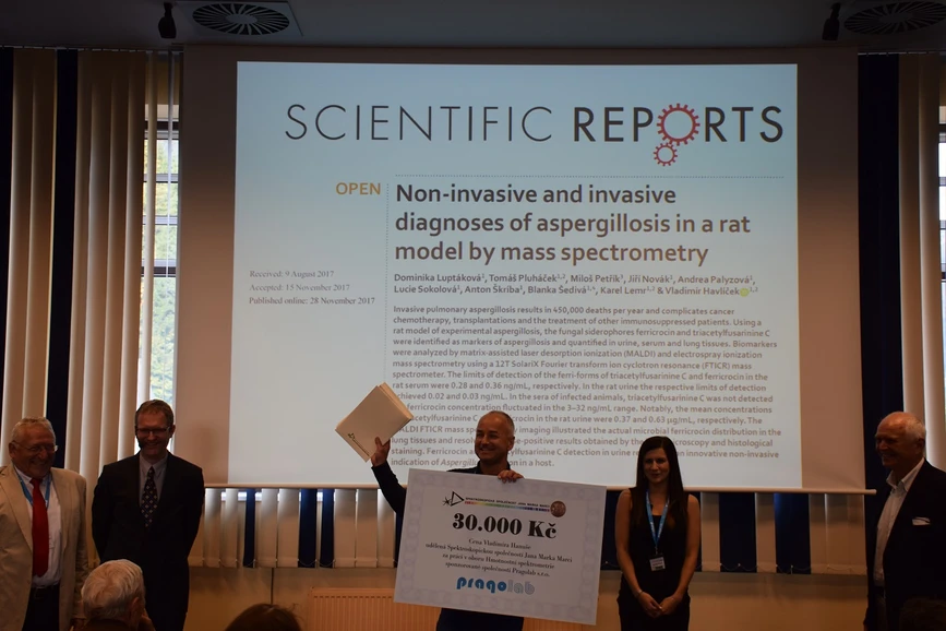 <p>Mikrobiologický ústav AV ČR/Laboratoř charakterizace molekulární struktury: Prof. Vladimír Havlíček při převzetí Ceny Vladimíra Hanuše od Spektroskopické společnosti Jana Marka Marci v roce 2018.</p>
