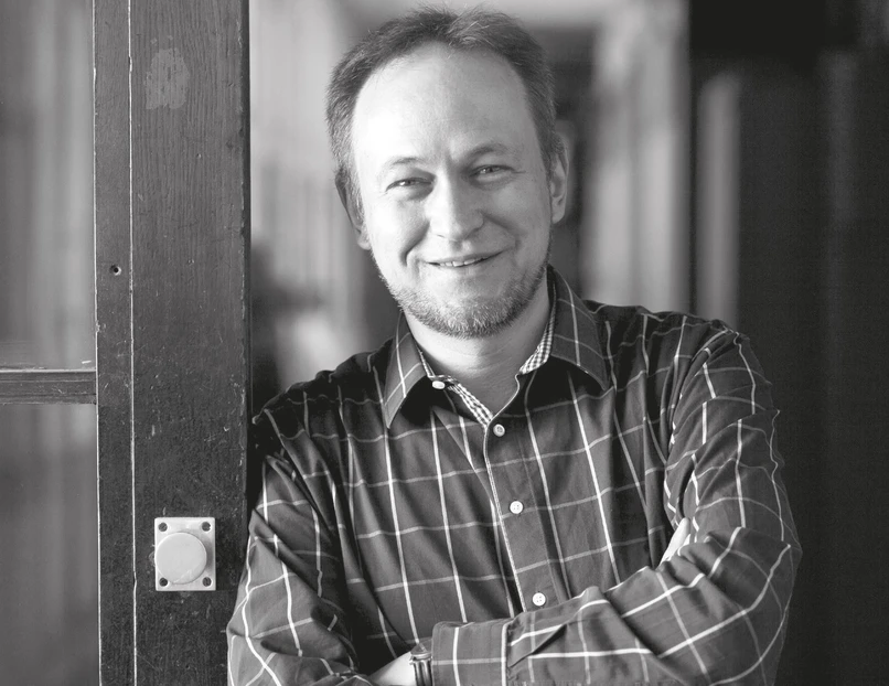 <p>Vysoká škola chemicko-technologická v Praze/Tomáš Princ: prof. Ing. Radek Cibulka, Ph.D. (foto z knihy) DYNAMICKÁ ROVNOVÁHA NA DOSAH? S chemiky z VŠCHT Praha o vědě a rovnosti</p>
