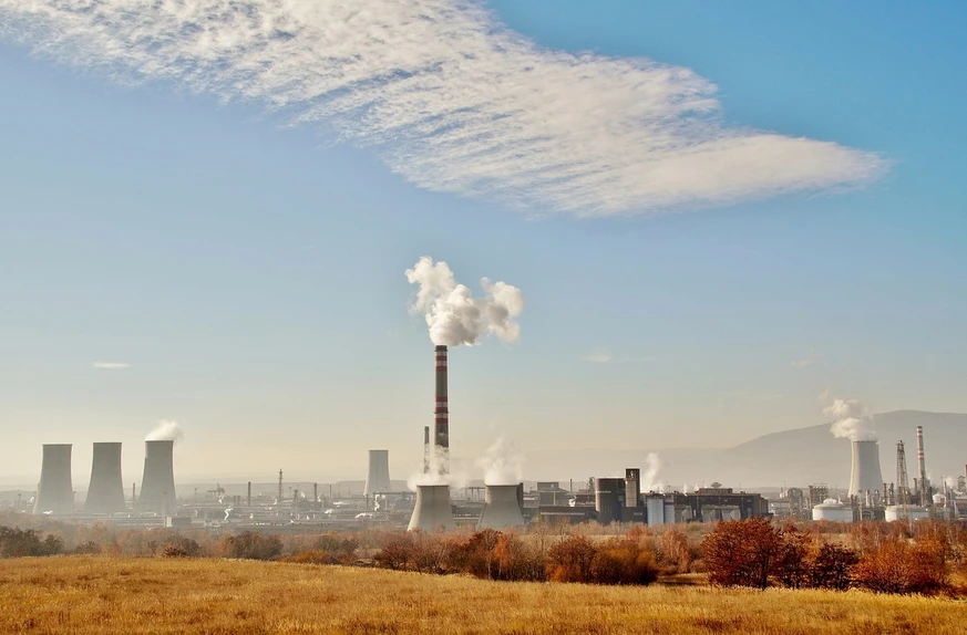Pixabay/ivabalk: Are Targets Being Missed: The Analysis of VOCs and SVOCs in One Air Sample