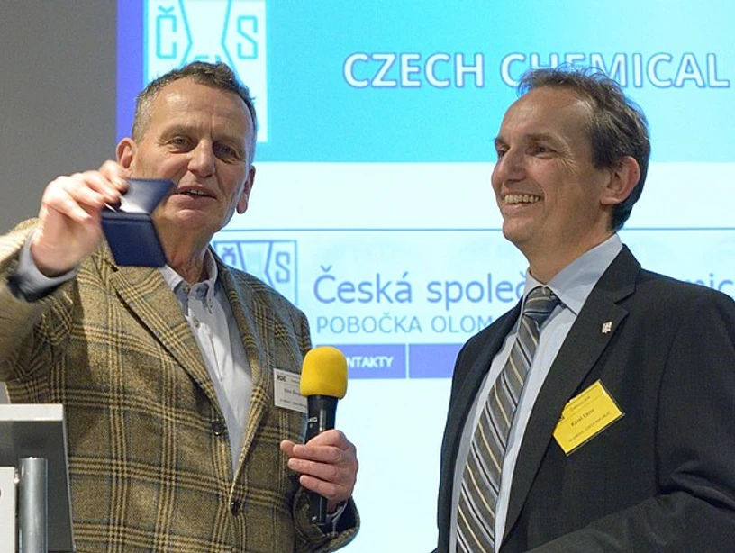 <p>ČSCH/UPOL: Karel Lemr (vpravo) přebírá Hanušovu medaili.</p>
