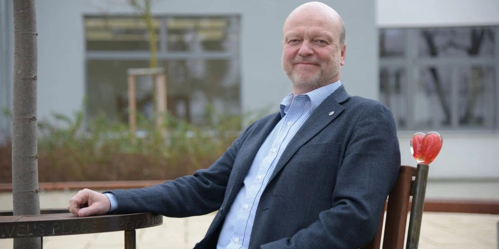 <p>Universitas/Adrian Zeiner: Fyzikální chemik a nový rektor Jiří Málek na Lavičce Václava Havla v univerzitním kampusu v Polabinách.</p>