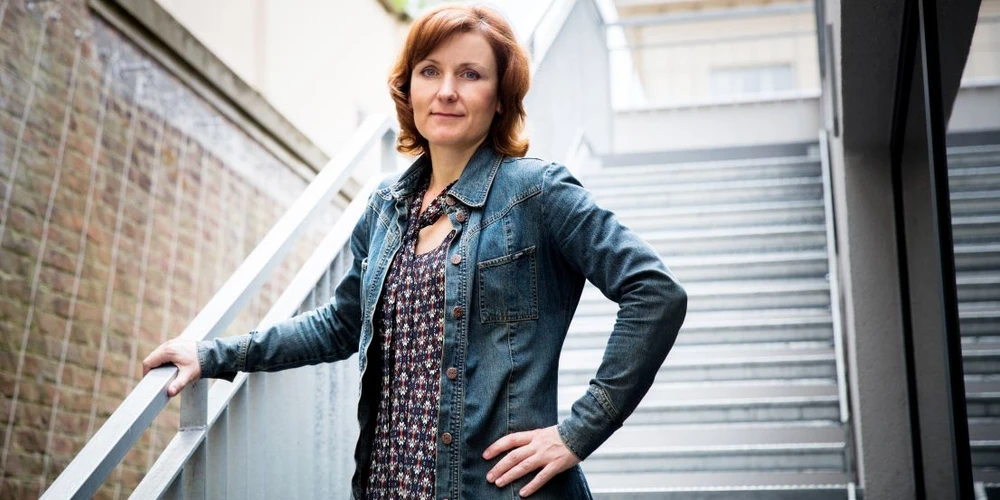 <p>Universitas: Daniel Hamerník: Chemička Jana Roithová jako jediná Češka získala dvakrát prestižní ERC grant.</p>
