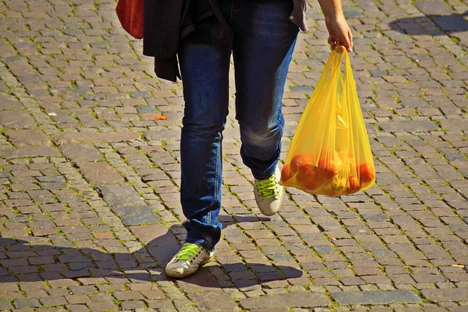 DOBA PLASTOVÁ: Patří rozložitelná plastová taška do žlutého kontejneru?