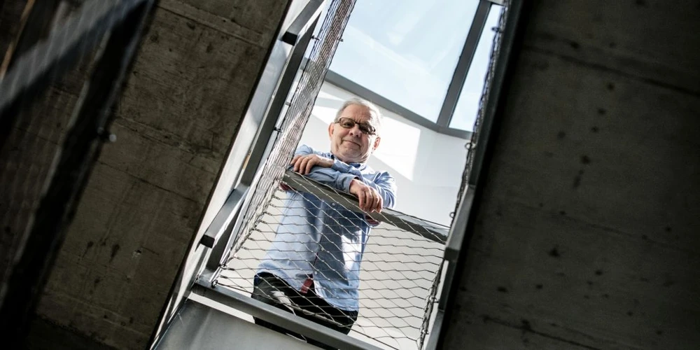 <p>Universitas: Daniel Hamerník: Neexistuje jednotný systém hodnocení české vědy. A co je hlavní, nemáme ani vůli nekvalitní programy či vědecké týmy rušit. Současný systém hodnocení tak podporuje šedý průměr, nevyzvedává ty nejlepší ani je nijak nemotivuje, říká jedenasedmdesátiletý odborník na výpočetní a teoretickou chemii Pavel Hobza.</p>
