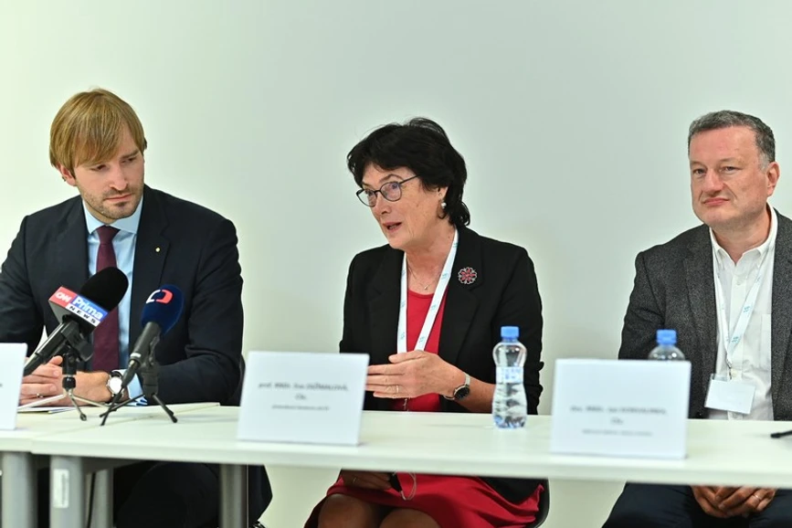 Vědavýzkum.cz/MŠMT: Adam Vojtěch, Eva Zažímalová a Jan Konvalinka na tiskové konferenci