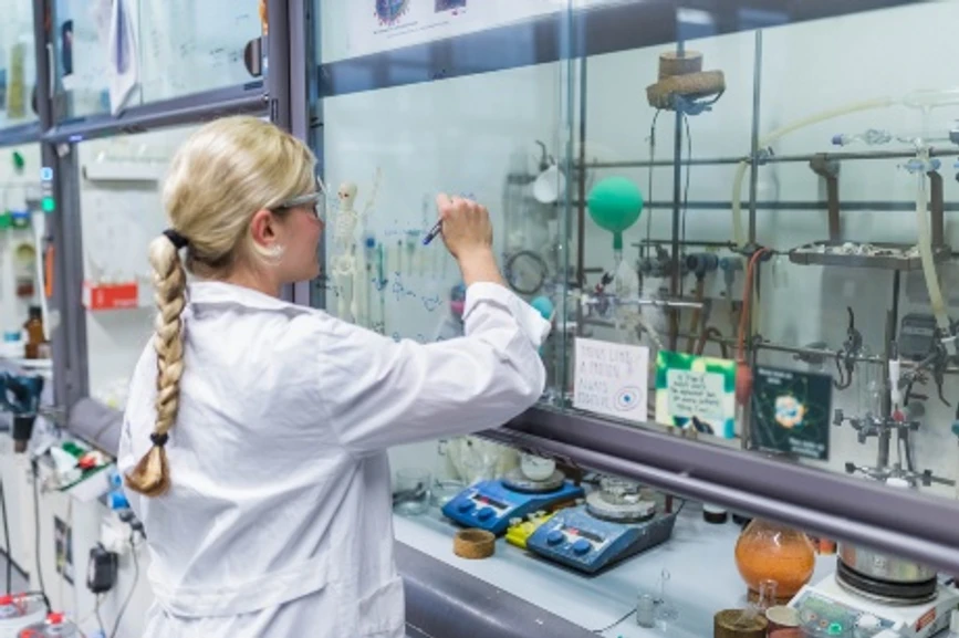 Akademie věd ČR: Ivana Mejdrové ve své laboratoři v pražském Ústavu organické chemie a biochemie AV ČR