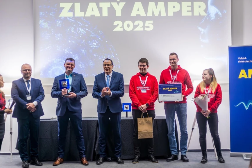 AMPER: Ceremonial awarding of the Golden AMPER to the developers of the FRASCAN II spectrometer from CEITEC BUT.