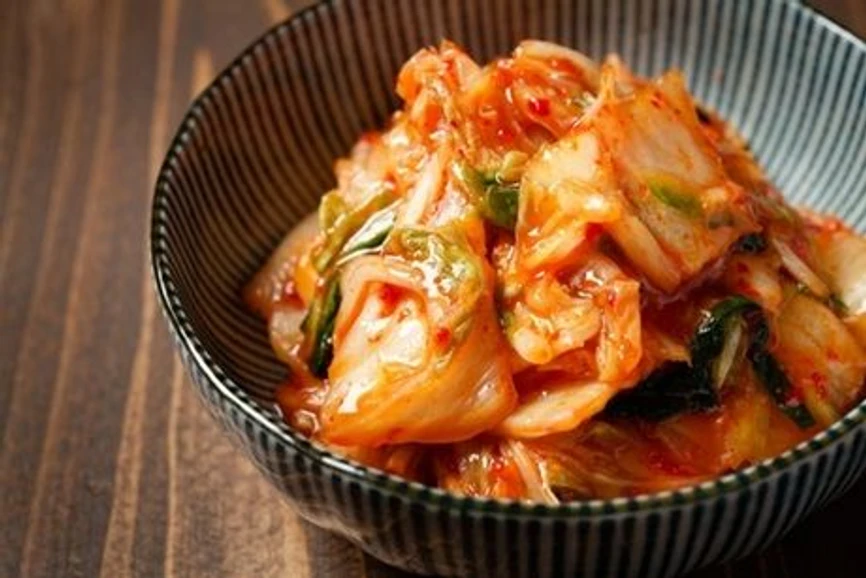 AVČR/Jana Plavec: Breberky mě fascinovaly odmala, říká mikrobiolog Michal Kraus: Fermentované výrobky jako třeba kimchi jsou pro mikrobiom velmi prospěšné.