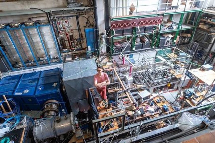 AVČR: Student Tomáš Čermák in the lab at the Institute of Plasma Physics of the CAS (autumn 2024).
