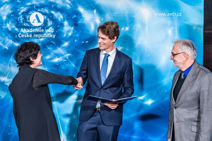 The Czech Academy of Sciences/Jana Plavec: Gerrit Angst receives the award from the President of the Czech Academy of Sciences, Eva Zažímalová, in the presence of the Director of the Biology Centre of the CAS, Libor Grubhoffer.