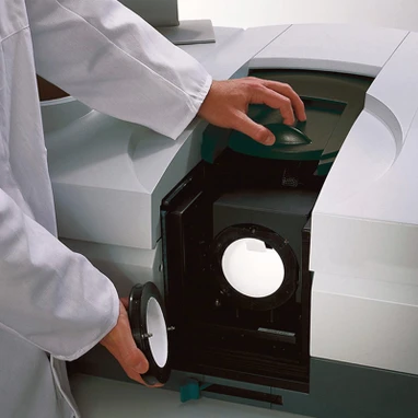 Agilent Cary 5000 UV-Vis-NIR spektrofotometr