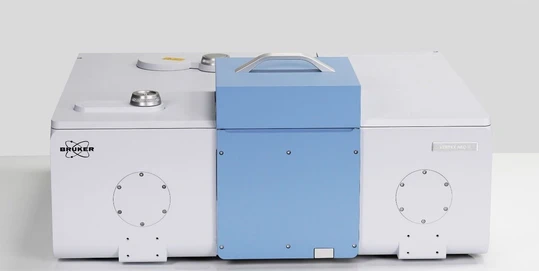 Bruker VERTEX NEO R vakuový FTIR Spektrometr