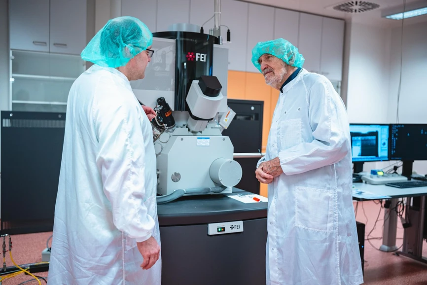CEITEC/Jakub Rozboud: Jiří Kala and Ondřej Man in a lab, Electron microscopy days 2025