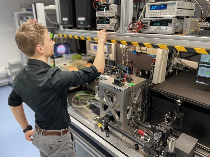 CEITEC: Spin waves as the key to more sustainable AI: Ondřej Wojewoda makes a breakthrough in measurement using Brillouin spectroscopy of light
