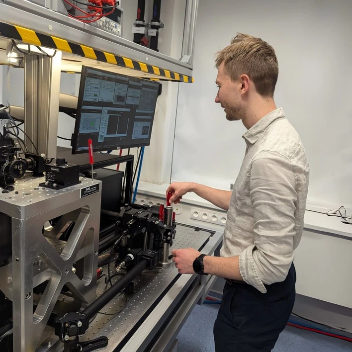 CEITEC: Spin waves as the key to more sustainable AI: Ondřej Wojewoda makes a breakthrough in measurement using Brillouin spectroscopy of light