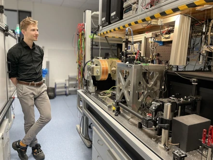 Spin waves as the key to more sustainable AI: Ondřej Wojewoda makes a breakthrough in measurement using Brillouin spectroscopy of light 