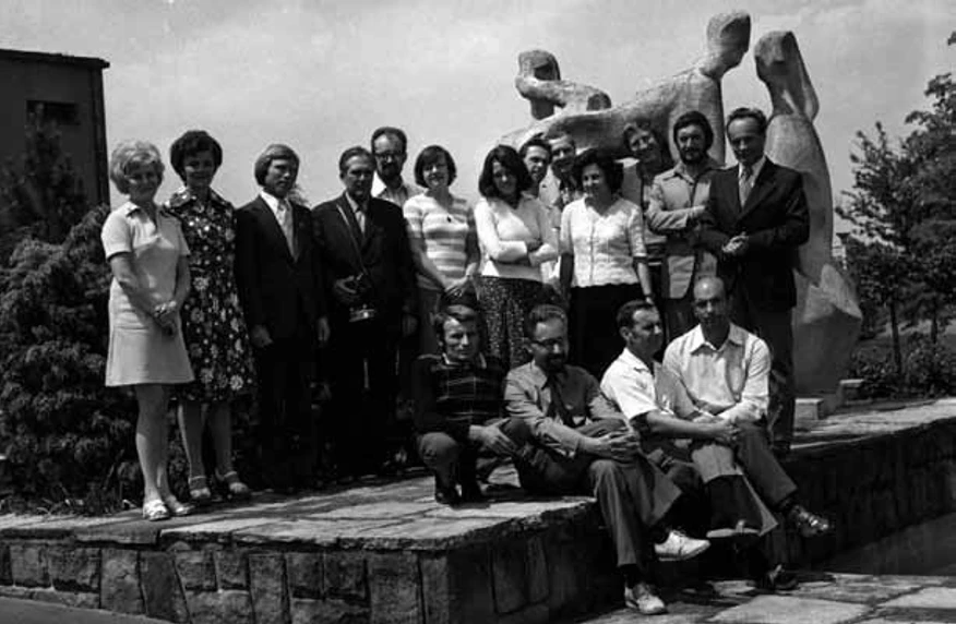 ČSHS/Antonín Volf: Obrázek 2 - Zaměstnanci MBÚ se sovětskou delegací (1982). Zcela vzadu zleva V. Schön a J. Vokoun. Ve druhé řadě J. Voldřichová, J. Tychtlová, první zprava M. Podojil. V popředí P. Sedmera (třetí zprava), vpravo od něj A. Křemen.