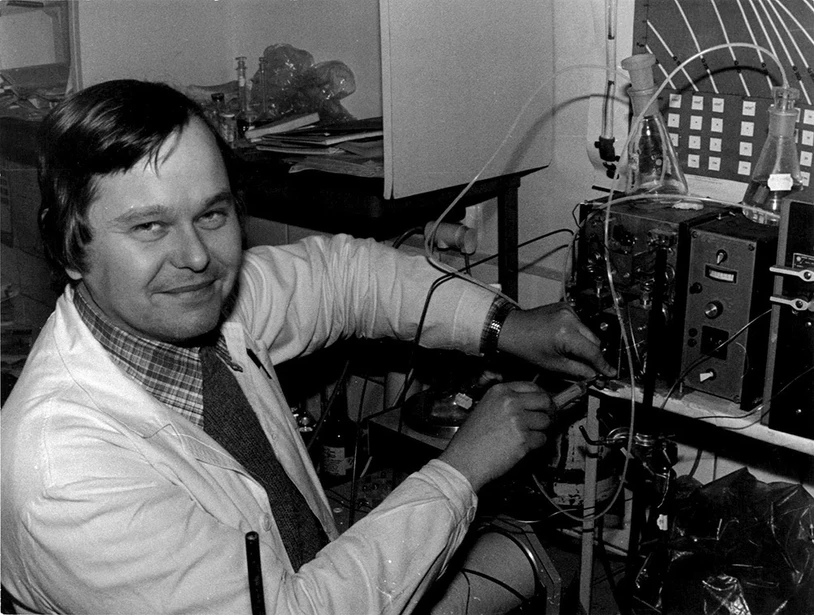 ČSHS: Obr. 12: Autor v laboratoři u gradientového kapalinového chromatografu