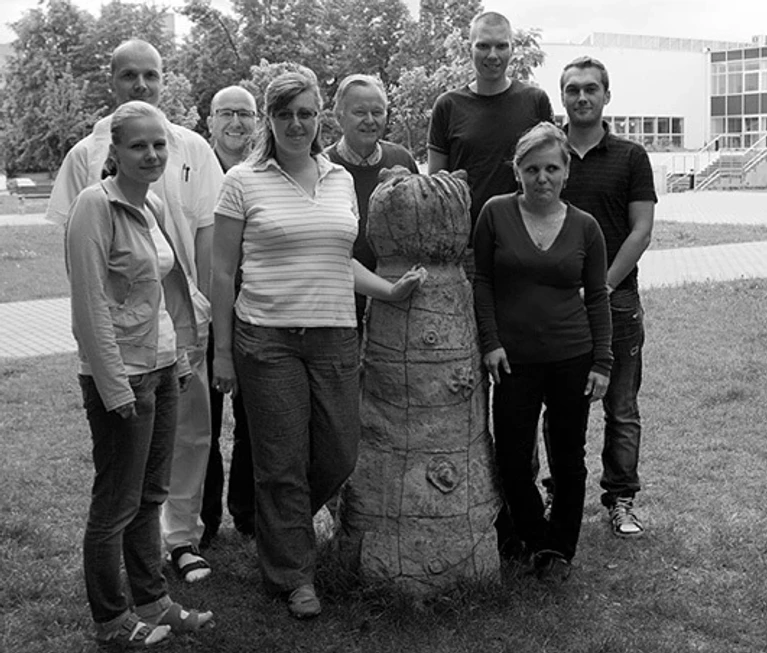 ČSHS: Obr. 18: Magda Staňková, Petr Česla, Jirka Urban, Veronika Škeříková, autor, Tomáš Hájek, Katka Vyňuchalová a Honza Soukup, kolem skulptury (Heisenbergova kočka) na Univerzitě Pardubice