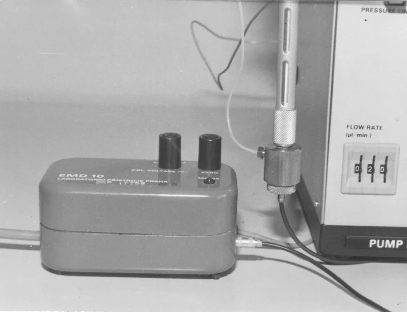 ČSHS: Obr. 6a - Elektrochemický detektor pro mikrokolonovou kapalinovou chromatografii, průmyslová realizace v k. p. Laboratorní přístroje pod označením EMD10, ref. (9, 10).