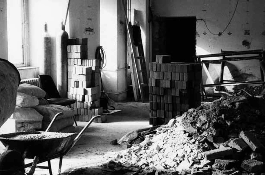 ČSHS: Obrázek 2:  Fotoseriál (I) z úpravy laboratoře pro hmotnostní spektrometr ZAB-EQ