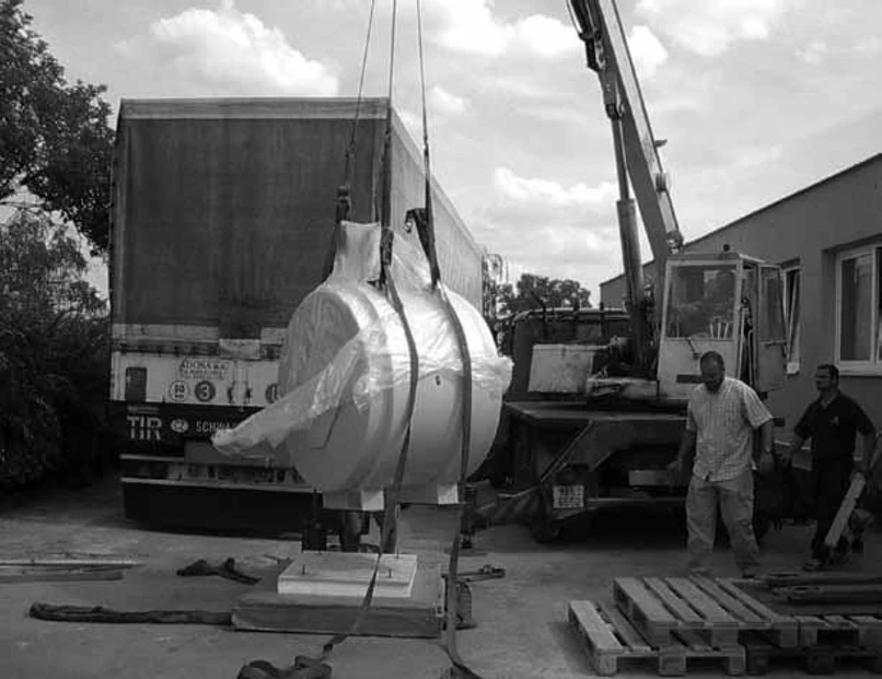 ČSHS/V. Havlíček: Obrázek 4 - Instalace iontového cyklotronu v krčském areálu (2004)