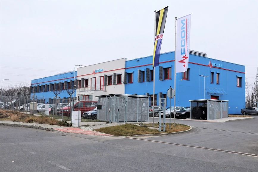 ECOM: Nová budova v Chrášťanech u Prahy