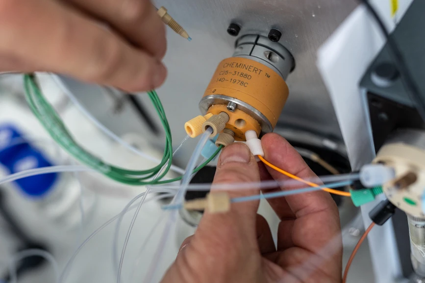 Forum UK/Hynek Glos: Instrumentace v laboratoři průtokových metod na katedře analytické chemie FaF UK
