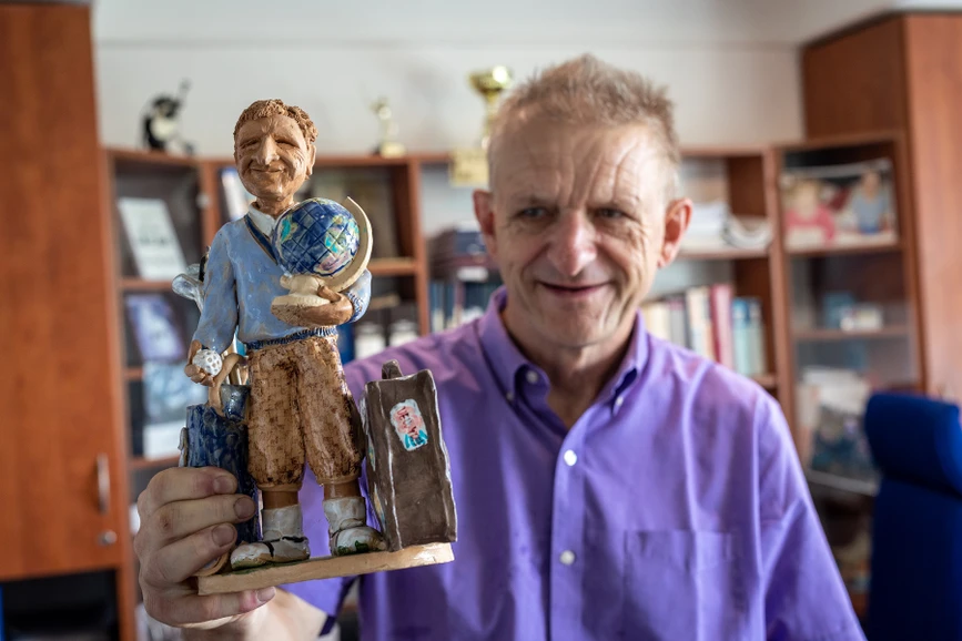Forum UK/Hynek Glos: Sošku dostal profesor Solich od svých kolegů k narozeninám a přesně ho vystihuje