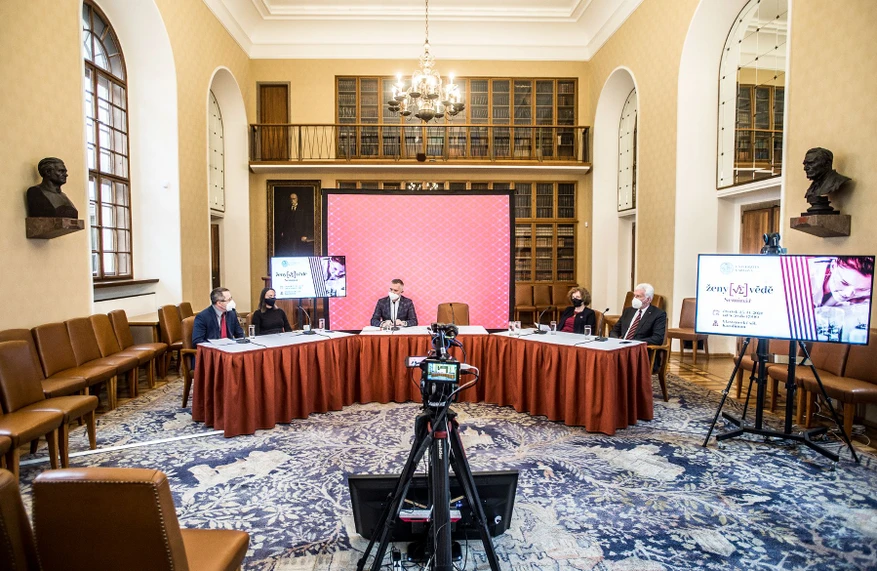 Forum/Vladimír Šigut: Zleva: Petr Pavlík, Hana Tenglerová, Marcel Kraus, Alice Valkárová a Petr Konvalinka.