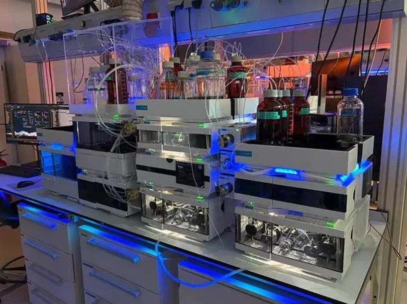 <p>HIMS: A liquid chromatography system operates autonomously in the development of a method for analysis of an industrial sample. In the project, Bob Pirok and Tijmen Bos will explore synergies between cutting-edge AI developments and advanced LC–MS technologies to deliver improved solutions for polymer characterization.</p>