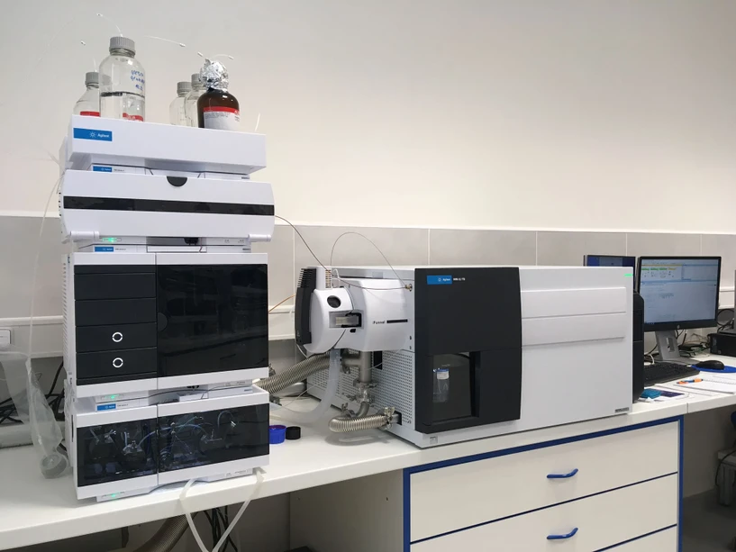 HPST: Tandemový hmotnostní spektrometr Agilent 6495 LC/QQQ na Ústavu pro hydrodynamiku AV ČR
