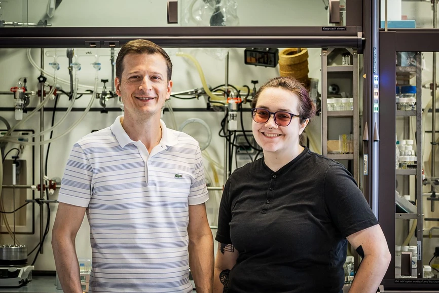 IOCB Prague / Tomáš Belloň: Dr. Miloslav Polášek, head of the Coordination Chemistry research group at IOCB Prague, and Kelsea Grace Jones, PhD student in Dr. Miloslav Polášek’s group.