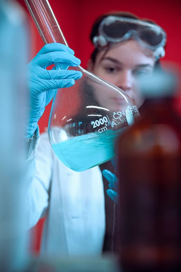 Janoshik: Kariéra v analytické laboratoři