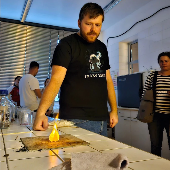 KACH: Noc vědců