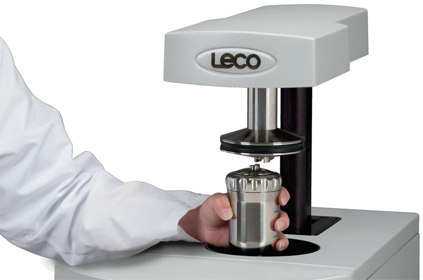 LECO AC600 Poloautomatický isoperibolický kalorimetr pro hrubé spalné teplo: Ergonomicky navržená spalovací nádoba (bomba).