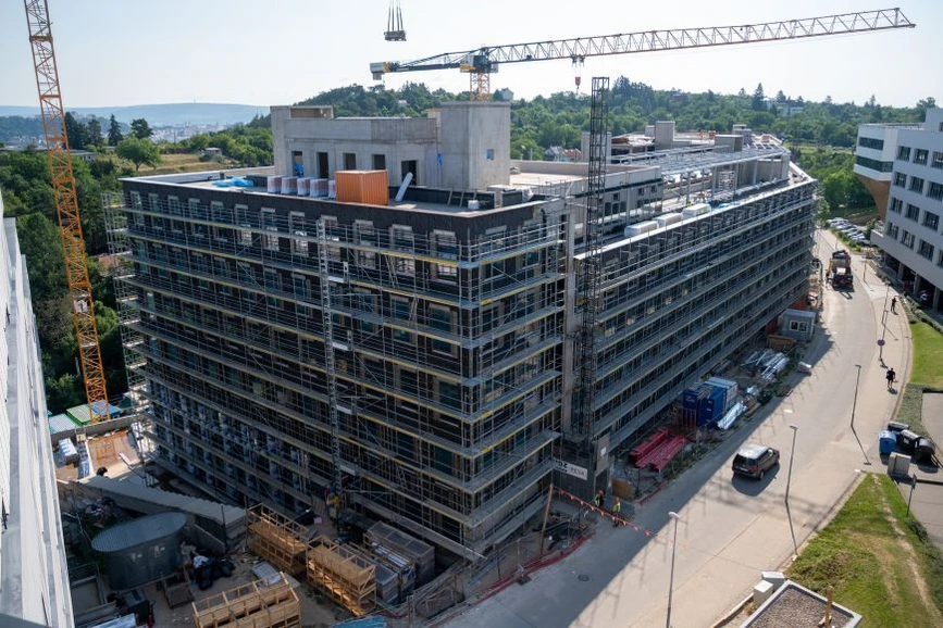 MUNI / Tomáš Hájek: Pohled na stavbu MUNI BioPharma Hubu od Biology Parku